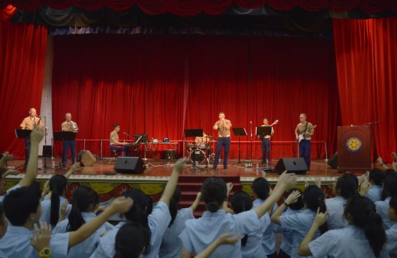 沙巴崇正中学四大演艺团体学生欢快地随摇滚乐曲舞动